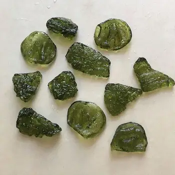 Natūralus Žalias Perlas Moldavite Meteoritas Karoliai Poveikio Megztinis Formos Pakabukas Atsitiktiniai Čekijos Grandinės Karoliai, Stiklas