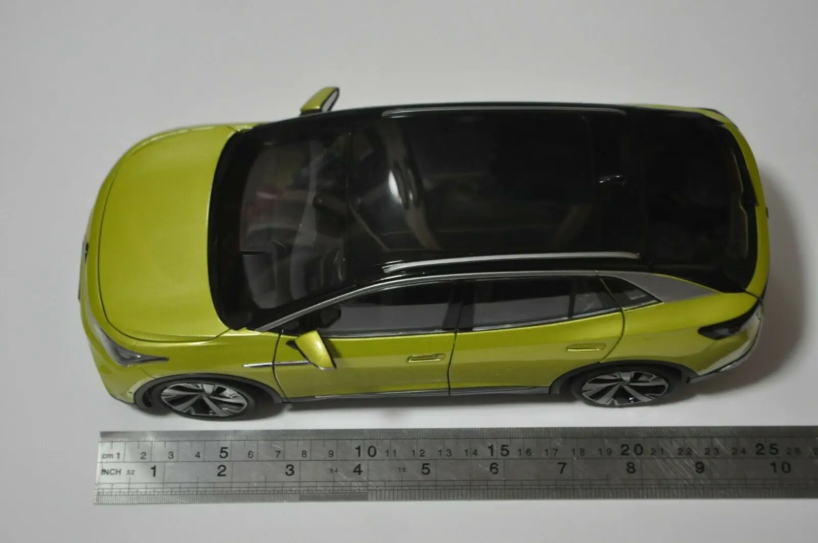 1:18 Diecast Modelis VW Volkswagen ID.4 X 2020 Geltona VISUREIGIS Lydinio Žaislas, Miniatiūrinių Automobilių Kolekcija Dovanos Karšto Pardavimo ID4X 5