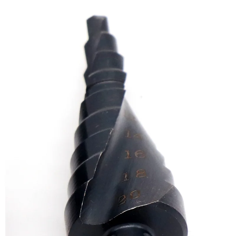 3 greitapjovio plieno azotiniu juoda spiralės formos griovelio, trikampio formos kotu titano padengti žingsnis grąžtai, 4