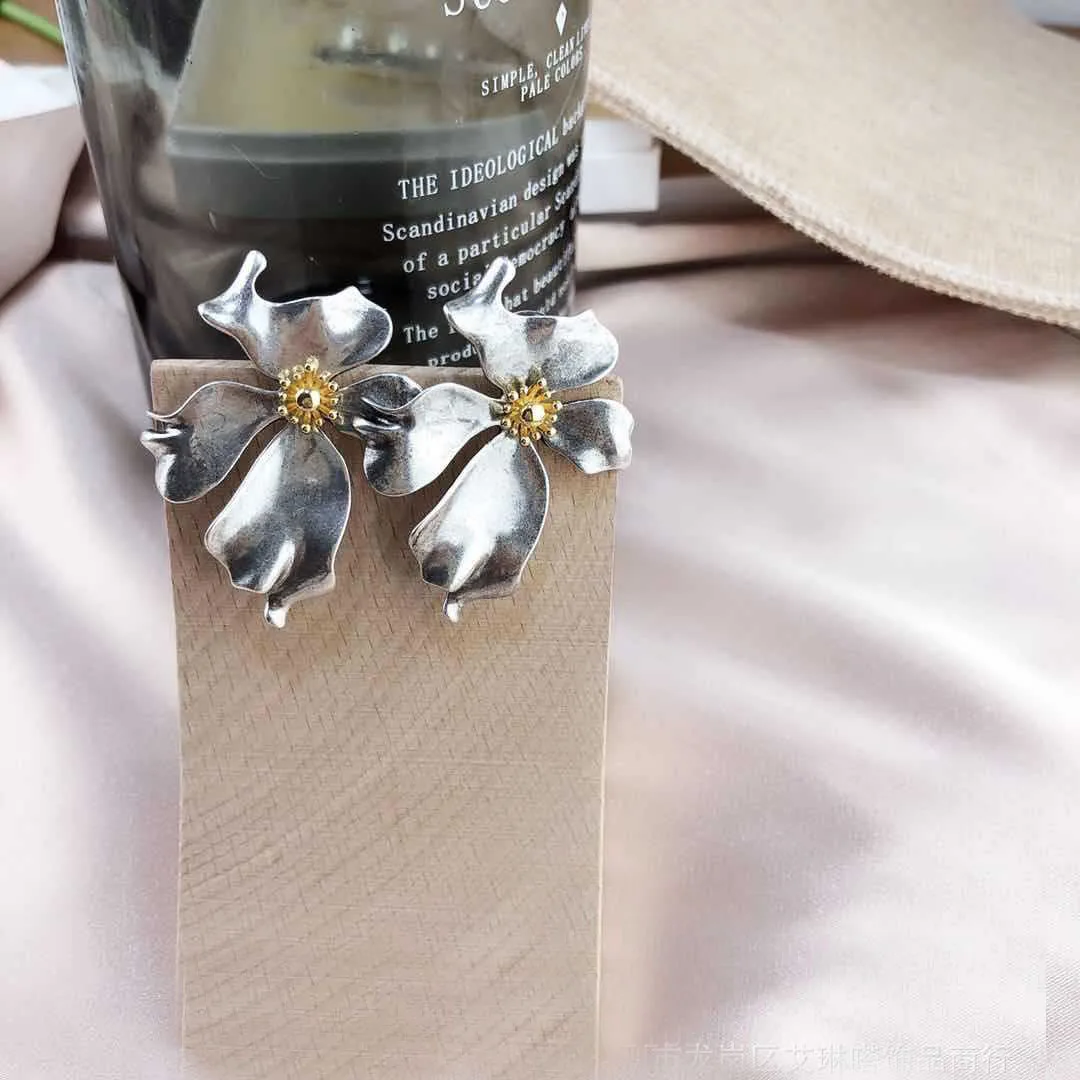 Nauja siunta Balto Aukso Sidabro Spalvos Gėlių auskarai alergijos nemokamai žalvario xquisite Barbel auskarai moterų papuošalų joyas 0